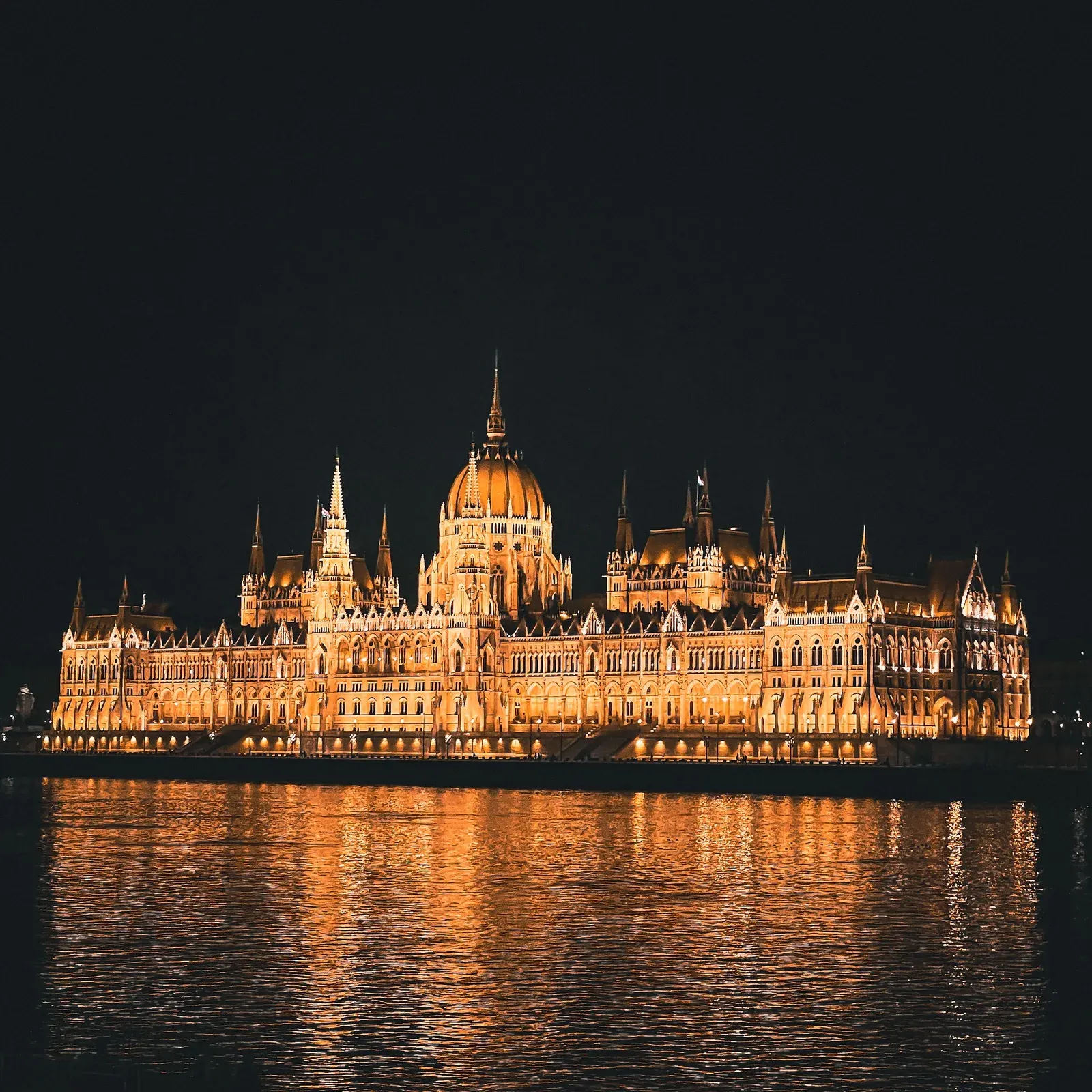 Parlamento di Budapest inquadratura dal fiume Danubio
